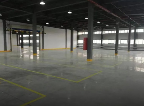 两栋大型标准物流仓库,总面积约47100㎡,空间可自由分割组合。